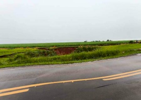 Rodovia segue com dois pontos de interdi&ccedil;&atilde;o por risco de desabamento