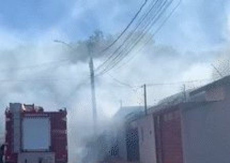 Morador sai para trabalhar e casa &eacute; tomada por inc&ecirc;ndio