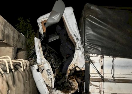 Caminhoneiro perde controle, bate em ponte e morre na BR-163