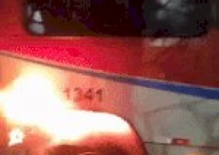 &Ocirc;nibus sem passageiros pega fogo na Avenida Gury Marques
