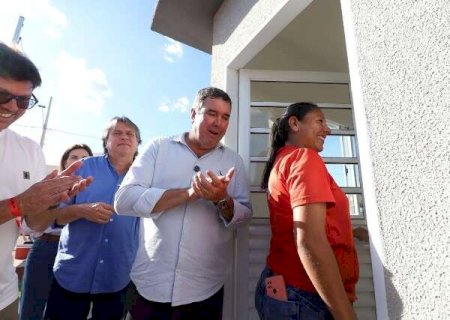 Governador entrega casa pr&oacute;pria para 42 fam&iacute;lias em Costa Rica