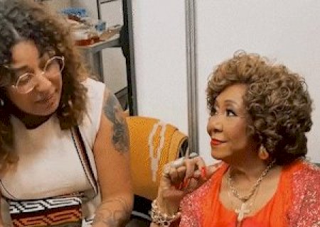 Cantora de MS realiza sonho de inf&acirc;ncia ao cantar para Alcione
