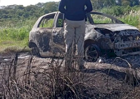 Carro usado em execu&ccedil;&atilde;o de advogado &eacute; incendiado na fronteira