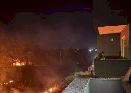 Fogo em terreno baldio avan&ccedil;a pr&oacute;ximo a residencial no Jardim Jerusal&eacute;m