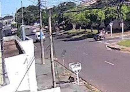 Motociclista e passageira gr&aacute;vida ficam feridas em acidente