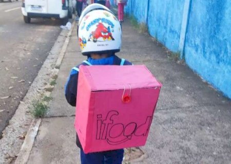 Menino de 5 anos vira 'entregador' em homenagem ao trabalho do pai