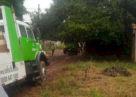 Caminh&atilde;o de coleta de lixo cai em buraco e guincho atola em lama&ccedil;al no Aimor&eacute;