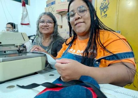 M&atilde;e e filha se apoiam e encontram nas agulhas de costura um recome&ccedil;o