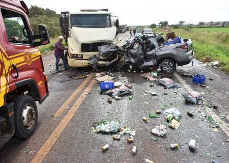 Casal morre em colisão frontal durante ultrapassagem na BR-262