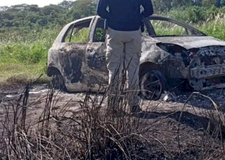Pistoleiros incendeiam carro usado em execução de advogado