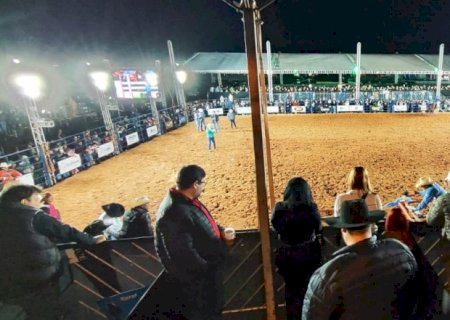 Arena lotada e emoção marcaram o retorno do rodeio na EXPOAGRO 2025