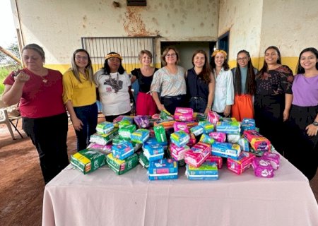 Karla Gomes faz entrega de absorventes na Aldeia Panambizinho