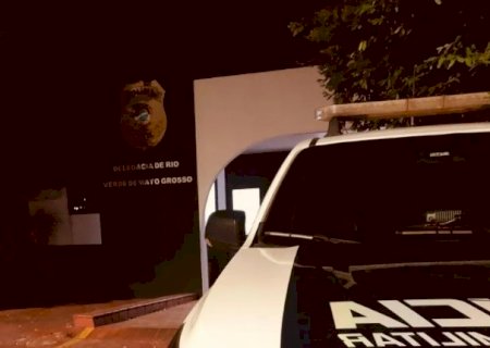 Crian&ccedil;as de 3 e 7 anos s&atilde;o socorridas embriagadas e pai &eacute; preso