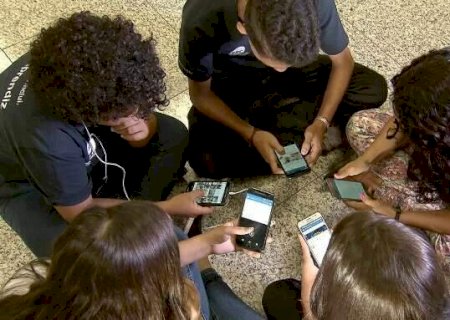 Adolescentes n&atilde;o t&ecirc;m apoio para lidar com redes sociais, diz pesquisa