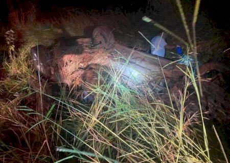 Motorista morre ao bater carro de frente com carreta em rodovia