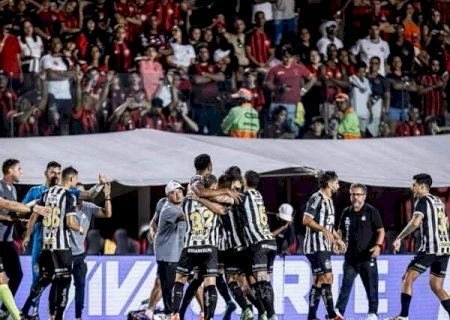 Santos vence o Vit&oacute;ria e conquista a primeiro triunfo com Cl&eacute;ber Xavier