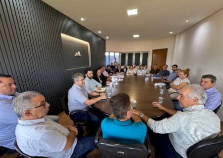 Reinaldo Azambuja compartilha experiências e orienta secretariado de Dourados durante encontro na prefeitura