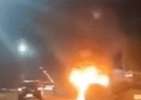 Carro atinge ca&ccedil;amba e pega fogo no Jardim Mansur