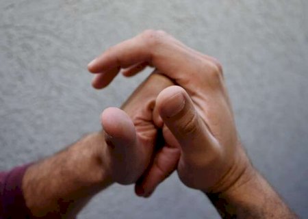 Sem p&acirc;nico: estalar os dedos n&atilde;o faz mal, mas exige aten&ccedil;&atilde;o