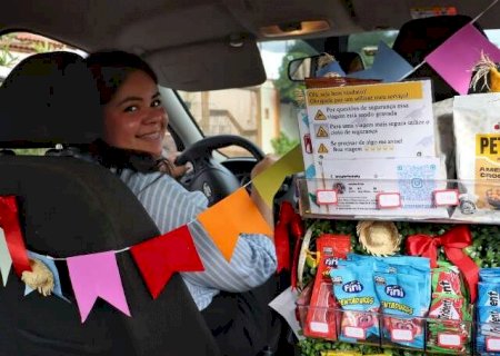 Motorista entra no clima junino e transforma carro em arraial