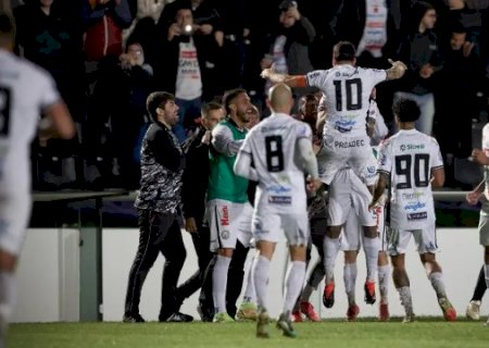 Segunda divis&atilde;o tem l&iacute;der derrotado e gol decisivo nos acr&eacute;scimos