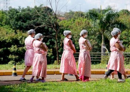 Na rotina dura das m&atilde;es, sol &eacute; al&iacute;vio na espera pelos filhos prematuros