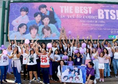 Com arara e capivara, F&atilde;s de BTS se emocionam com outdoor na Capital