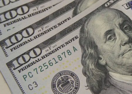 D&oacute;lar cai a R$ 5,48 com mercado atento ao IOF e &agrave; infla&ccedil;&atilde;o americana