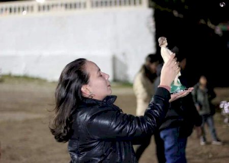 Frio e amea&ccedil;a de chuva n&atilde;o tiram a for&ccedil;a da f&eacute; no banho de S&atilde;o Jo&atilde;o
