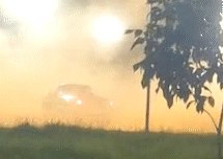 Motorista faz &ldquo;cavalo de pau&rdquo; perto de crian&ccedil;as e levanta poeira em pra&ccedil;a