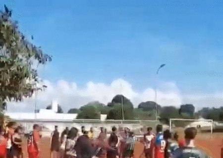 Futebol no terr&atilde;o termina em cadeirada e confus&atilde;o generalizada