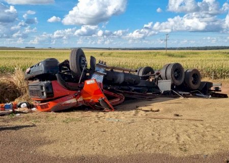 Motorista morre em acidente entre caminhões na BR-163