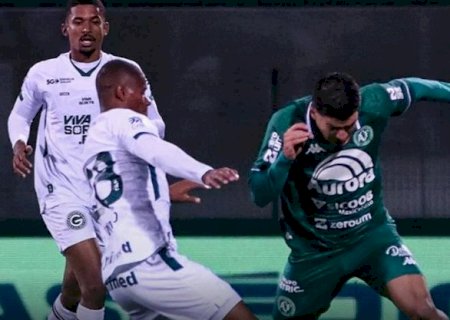 Segunda divis&atilde;o tem novo l&iacute;der, vit&oacute;ria fora e trope&ccedil;o em casa