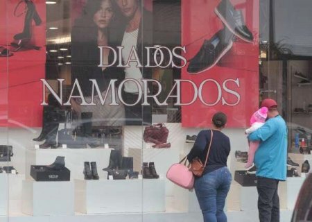 Namorados fogem de parcelamento e preferem pagar &agrave; vista para n&atilde;o se endividar