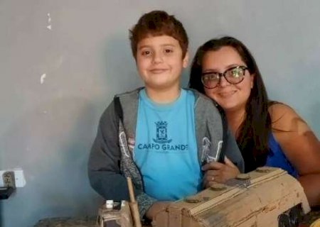 Com 24 caixas de papel&atilde;o, m&atilde;e realiza sonho do filho autista