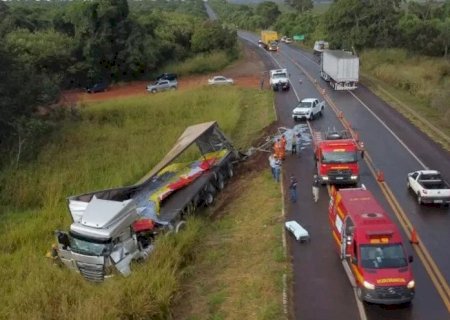 Motorista fica preso às ferragens após colisão entre carretas na BR-267