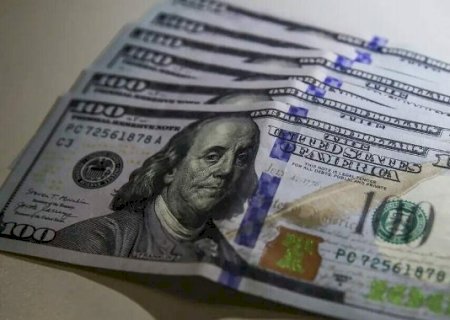 D&oacute;lar sobe para R$ 5,55 ap&oacute;s tens&atilde;o entre governo e Congresso