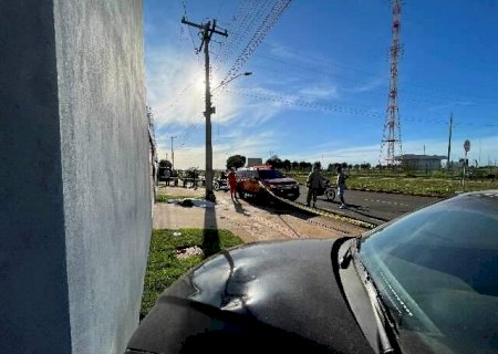 Acidente entre carro e moto deixa um morto em cruzamento