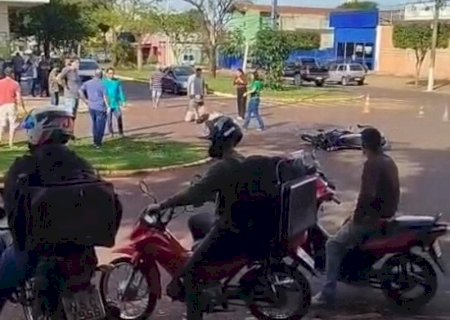 Motociclista sofre ferimentos graves após acidente com carro no centro de Dourados