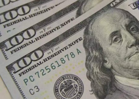D&oacute;lar cai abaixo de R$ 5,50 pela primeira vez em oito meses