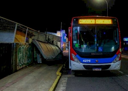 &Ocirc;nibus derruba ponto de parada na Avenida J&uacute;lio de Castilho