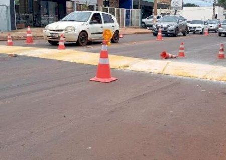 Quebra-molas recebe pintura após acidente que matou motociclista