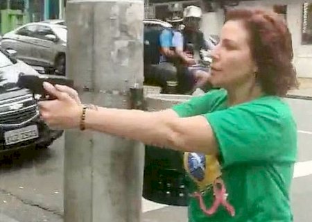 Condenada pelo STF, Carla Zambelli deixa o Brasil e diz que pedirá licença do mandato