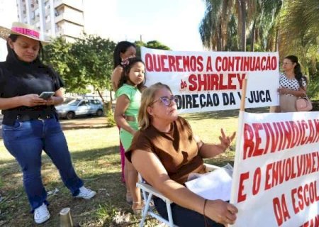 Afastamento de diretora leva pais a protestarem na prefeitura