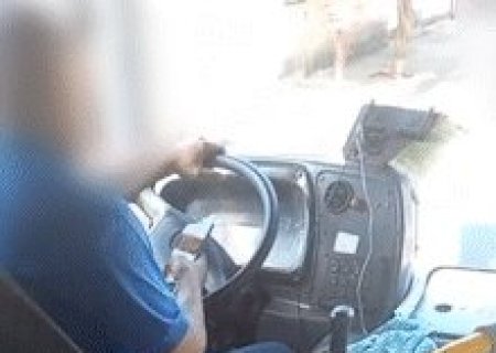 Motorista de &ocirc;nibus &eacute; flagrado jogando "Tigrinho" no celular enquanto dirigia