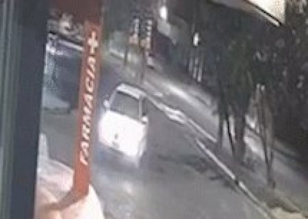 Motorista foge ap&oacute;s subir em cal&ccedil;ada e destruir totem de farm&aacute;cia