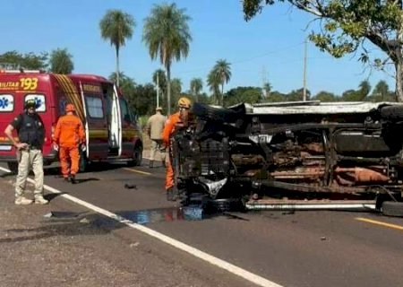 Servidor federal morre em acidente entre camionete e carreta