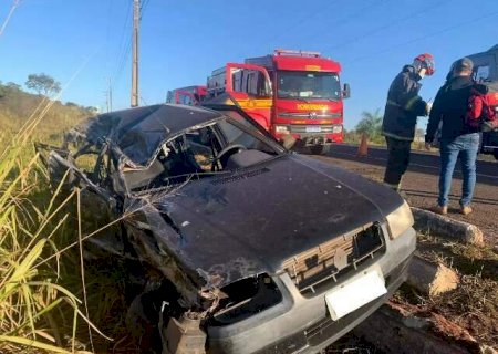 Motorista invade pista contr&aacute;ria e atinge lateral de carreta