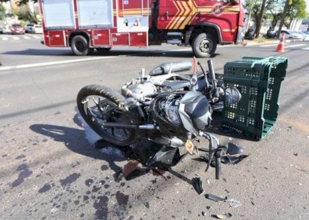 Motociclista fica ferida ap&oacute;s carro furar sinal e provocar acidente