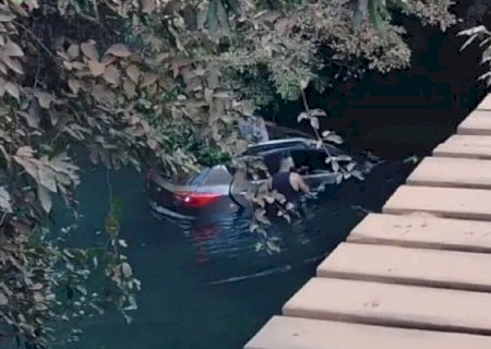 Motorista perde o controle e carro cai de ponte sobre o Rio Anhumas